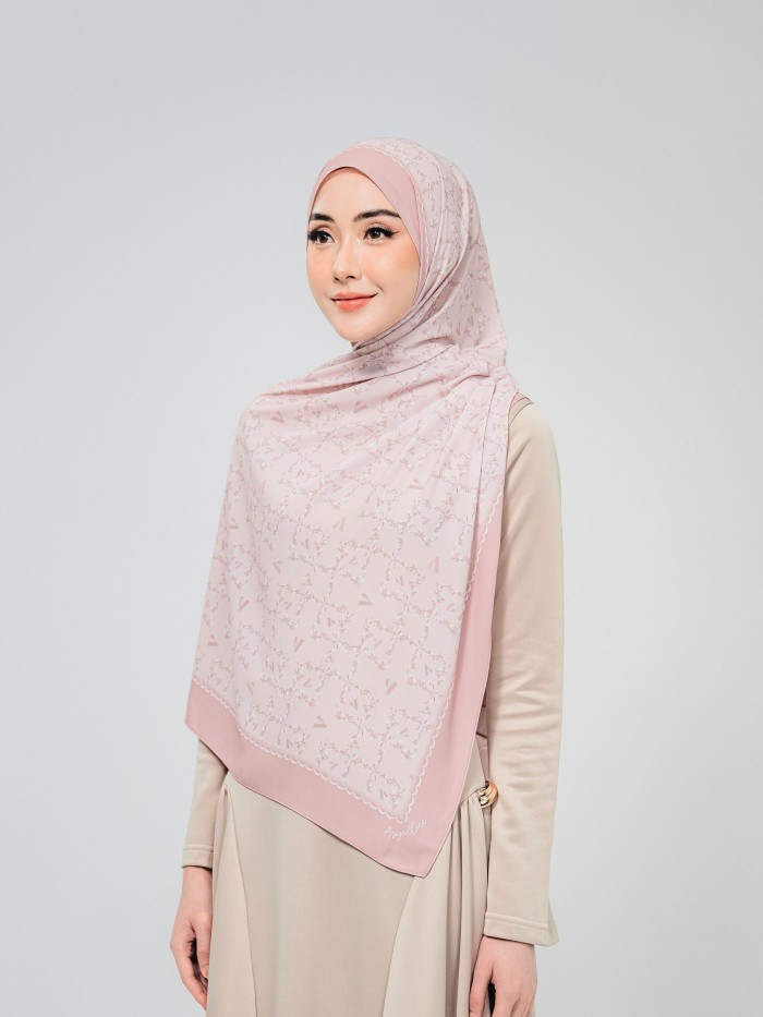 SHAWL WITH HER IN AMELIA