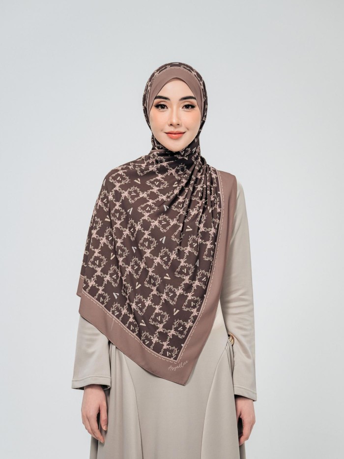 SHAWL WITH HER IN HAZEL