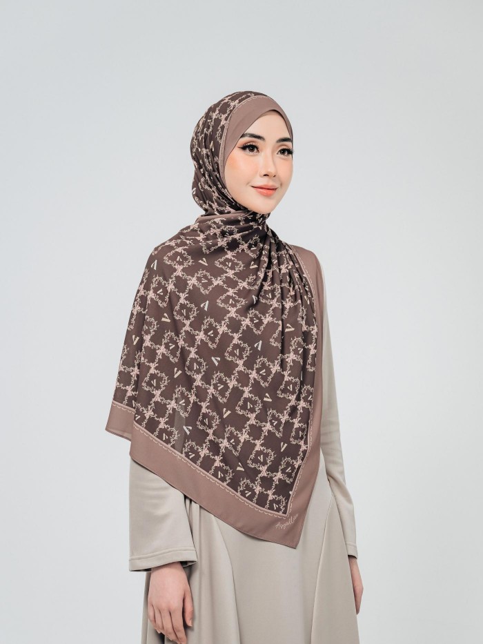 SHAWL WITH HER IN HAZEL