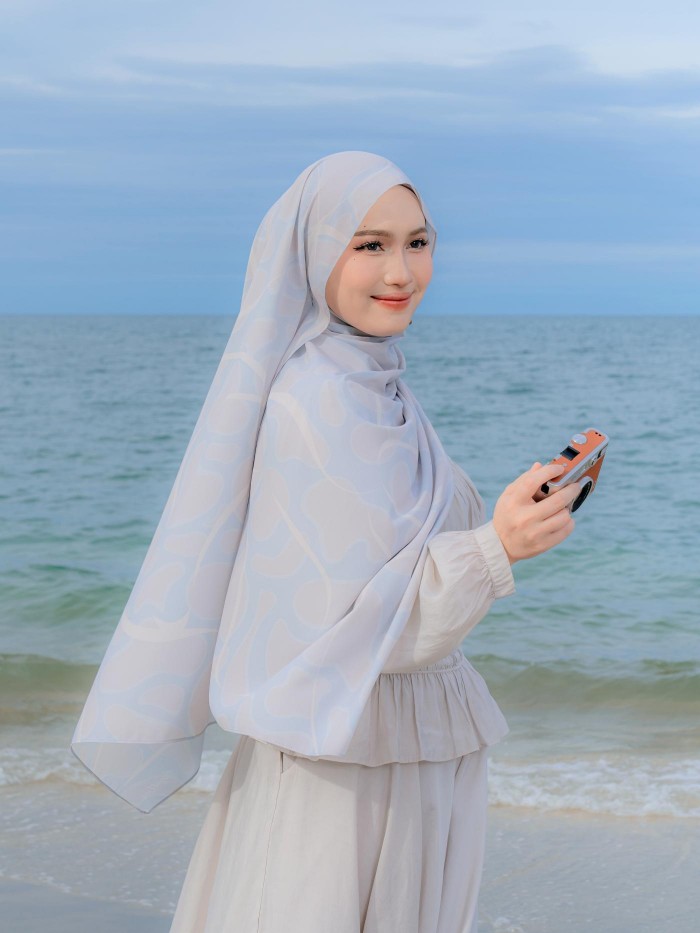 SHAWL FLOW SERIES IN ICE BLUE
