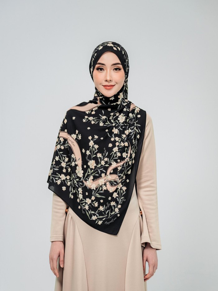 SHAWL WITH HER IN LILITH