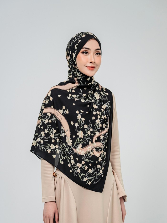 SHAWL WITH HER IN LILITH