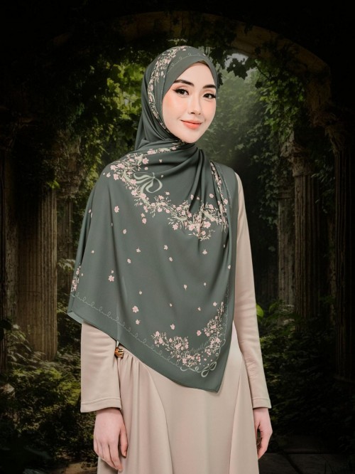 SHAWL WITH HER IN LIORA PEONY