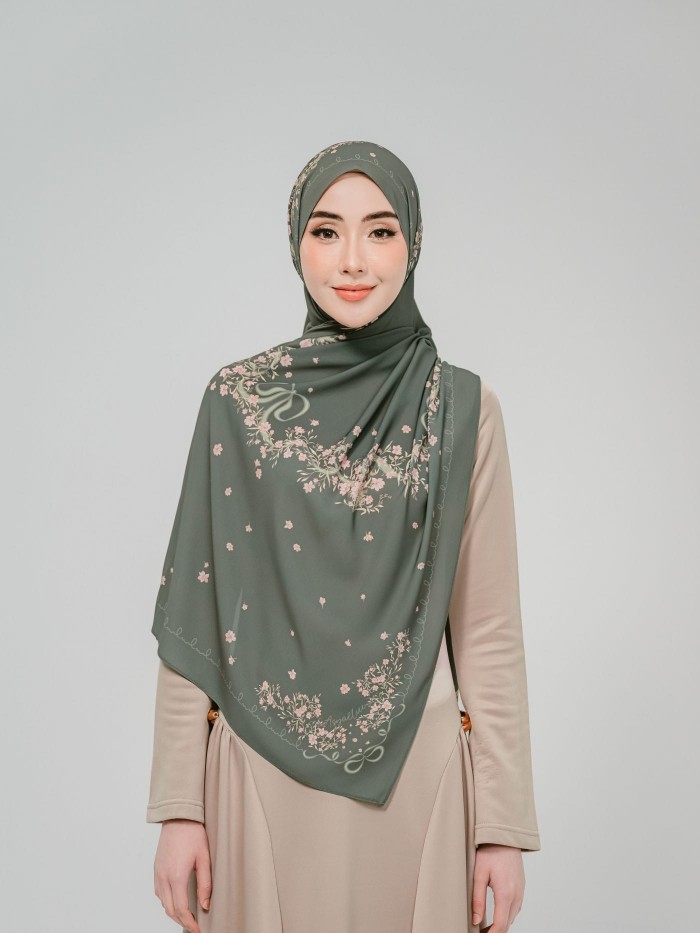 SHAWL WITH HER IN LIORA PEONY