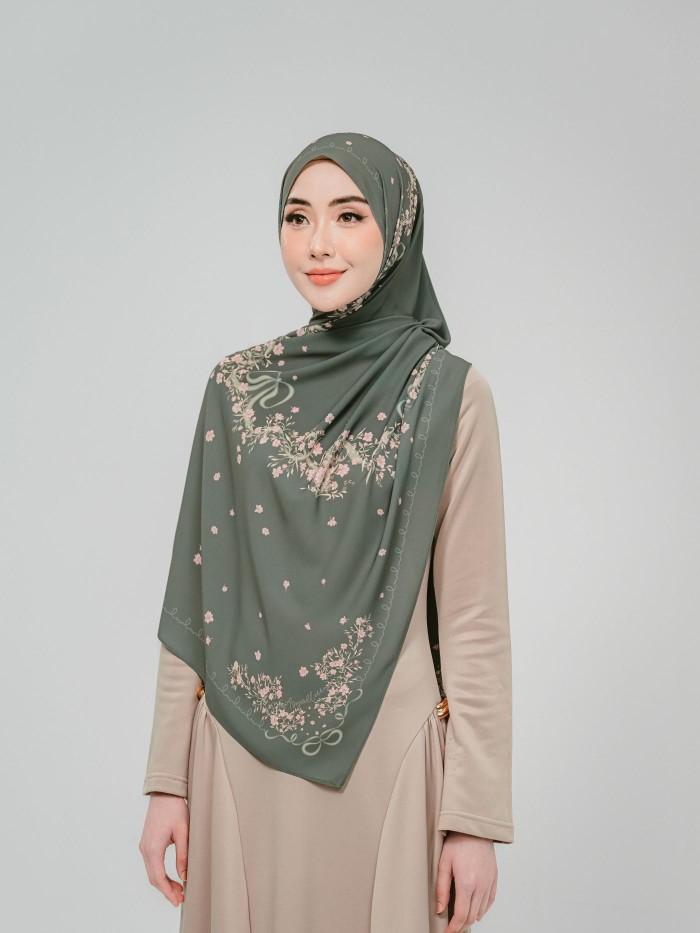 SHAWL WITH HER IN LIORA PEONY