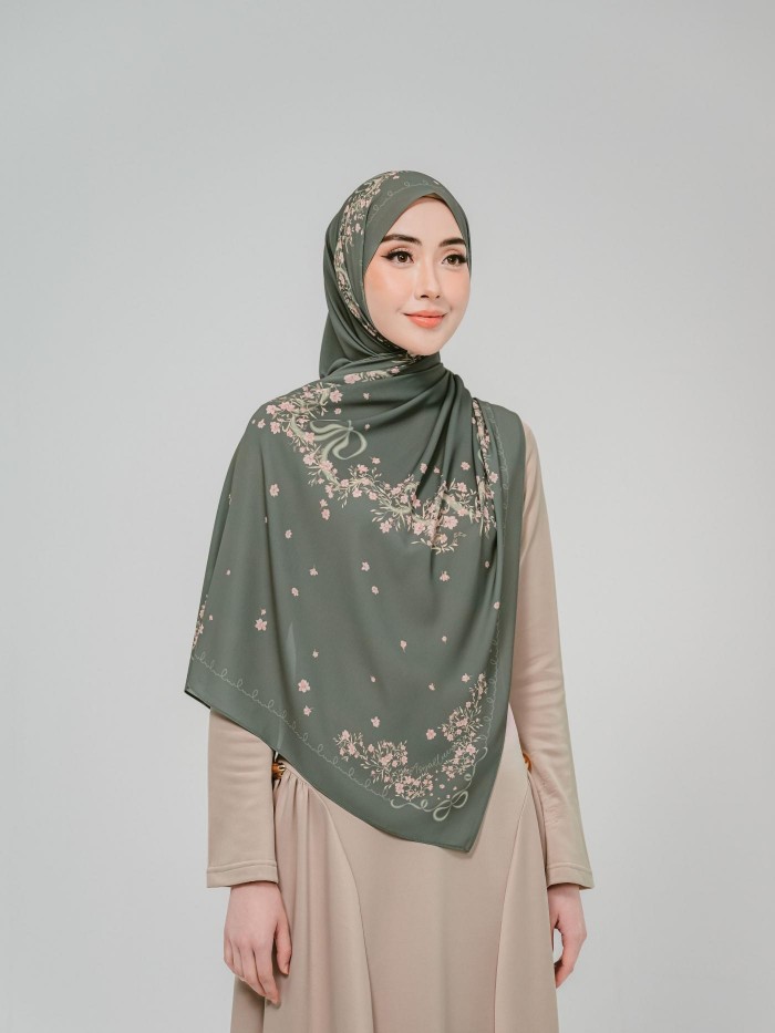 SHAWL WITH HER IN LIORA PEONY