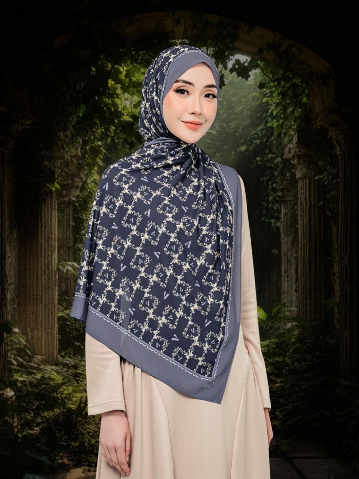 SHAWL WITH HER IN LUNA
