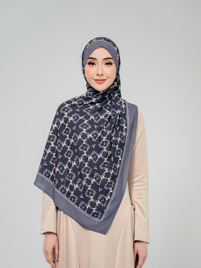 SHAWL WITH HER IN LUNA