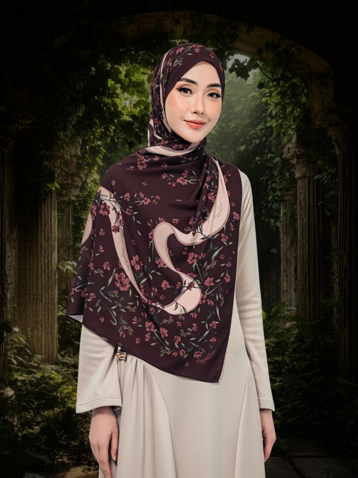 SHAWL WITH HER IN RED RUBY
