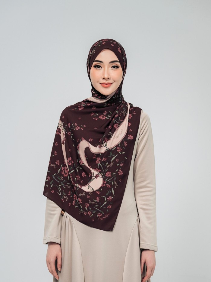 SHAWL WITH HER IN RED RUBY