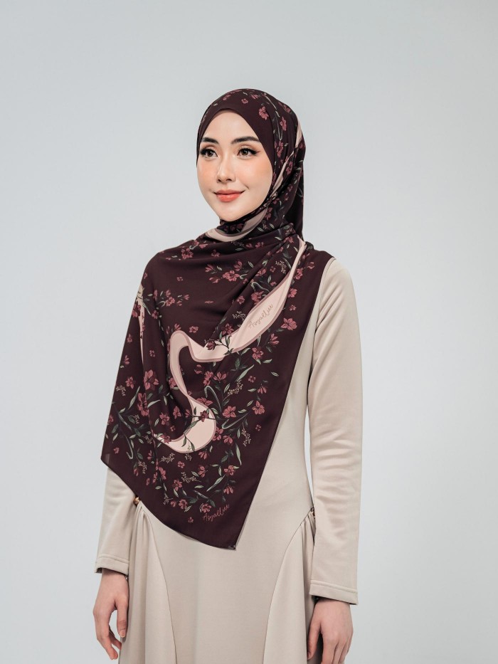 SHAWL WITH HER IN RED RUBY