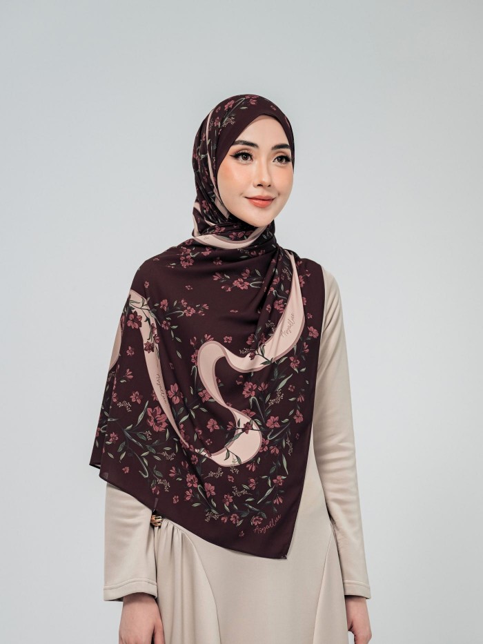 SHAWL WITH HER IN RED RUBY