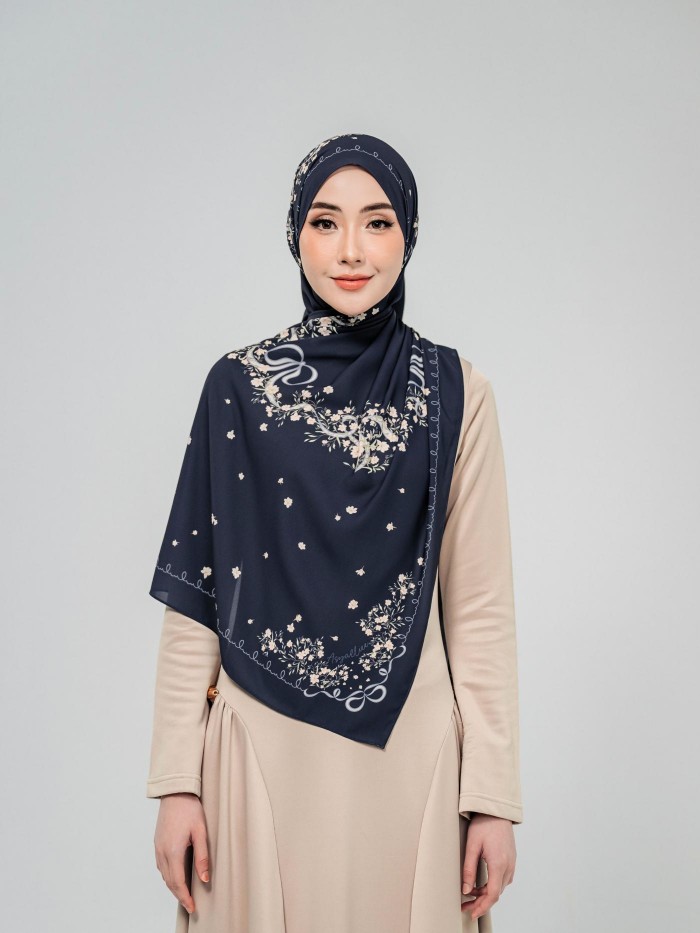 SHAWL WITH HER IN SAPHHIRA