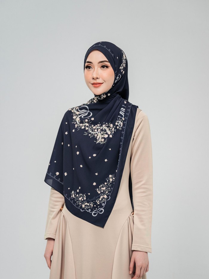 SHAWL WITH HER IN SAPHHIRA