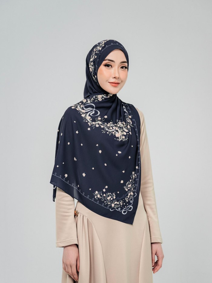 SHAWL WITH HER IN SAPHHIRA