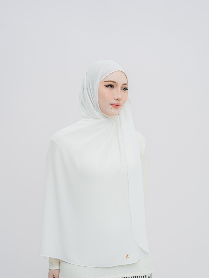 SHAWL DARLING DIAMOND CHIFFON IN PEARL WHITE