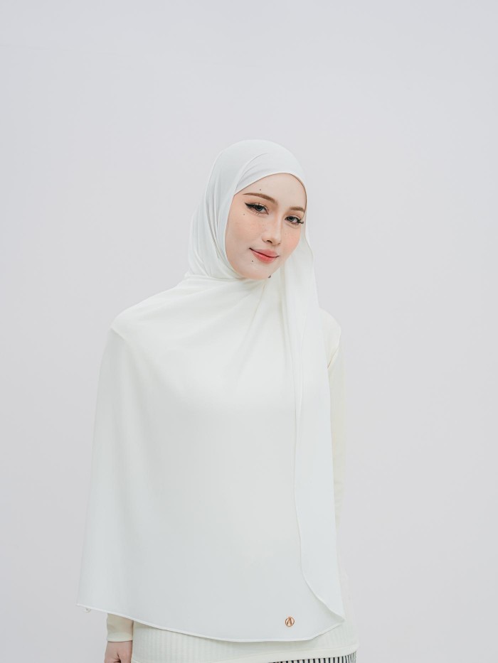 SHAWL DARLING DIAMOND CHIFFON IN PEARL WHITE