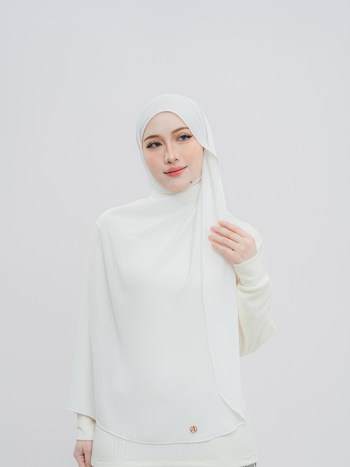 SHAWL DARLING DIAMOND CHIFFON IN PEARL WHITE